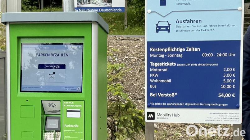 Der Kassenautomat lässt sich einfach bedienen. Wenn 50 Leute davorstehen, dauert das Bezahlen dennoch lange. Bild: Matthias Bäumler/fph