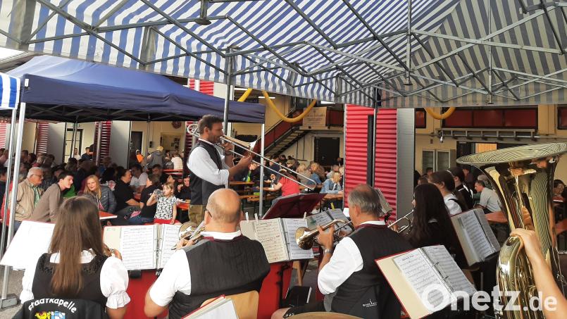 Im &quot;Trockenen&quot; konnten die hunderten Besucher den Klängen der Stadtkapelle Eschenbach am Gartenfest lauschen. Bild: Korbinian Dunzer/exb