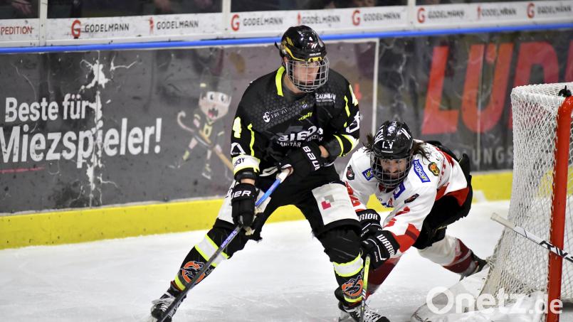 Philipp Siller (links) wird künftig nicht mehr das Trikot des ERSC Amberg tragen. Bild: Hubert Ziegler