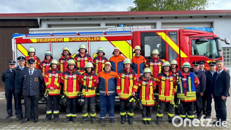 Zwei Gruppen der Feuerwehr Ursensollen stellen sich der Leistungsprüfung. Zum Bestehen gratuliert auch Bürgermeister Albert Geitner (rechts). Bild: egl