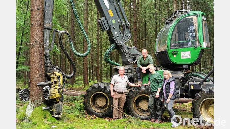 Reinhard Gürtler (links) aus Kühried war vor 30 Jahren Harvester-Pionier. Gattin Angela sowie die Söhne Matthias (Mitte) und Marco unterstützen im Betrieb. Bild: Portner