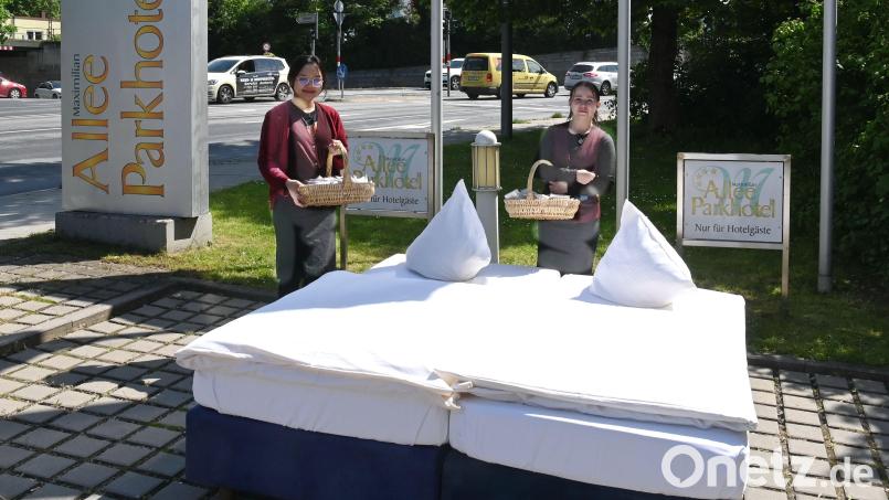 Ein Doppelbett aus dem Hotel auf dem Parkplatz: Mit diesem Hingucker hat das Allee-Parkhotel Maximilian am Pfalzgrafenring in Amberg auf sich und seinen 25. Geburtstag aufmerksam gemacht. Bild: gf