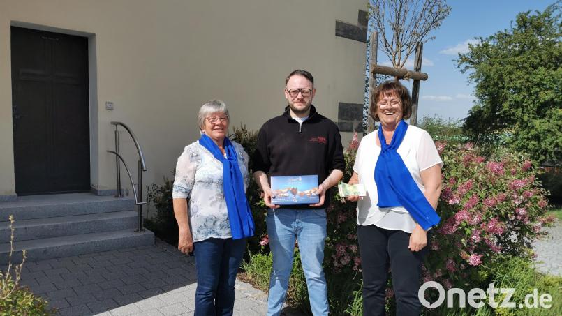 Freuen sich über das Ergebnis der Aktion: Sieglinde Persau (rechts) und Christa Wilterius vom Frauenbund Schlammersdorf sowie Bäckermeister Silvio Heitzer. Bild: Herbert Ziegler/exb