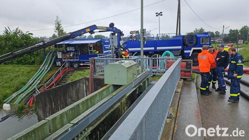 Mit seiner leistungsstarken Pumpe war das Nabburger THW auch beim Klärwerk in Moosburg im Einsatz. Bild: Fritz Kristel/exb