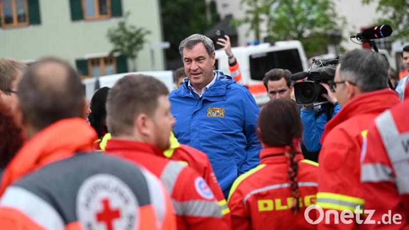 Bayerns Ministerpräsident Markus Söder (M, CSU) spricht zu Einsatzkräften verschiedener Rettungsdienste bei einer Ortsbesichtigung im vom Hochwasser betroffenen oberbayerischen Reichertshofen. Bild: Sven Hoppe/dpa
