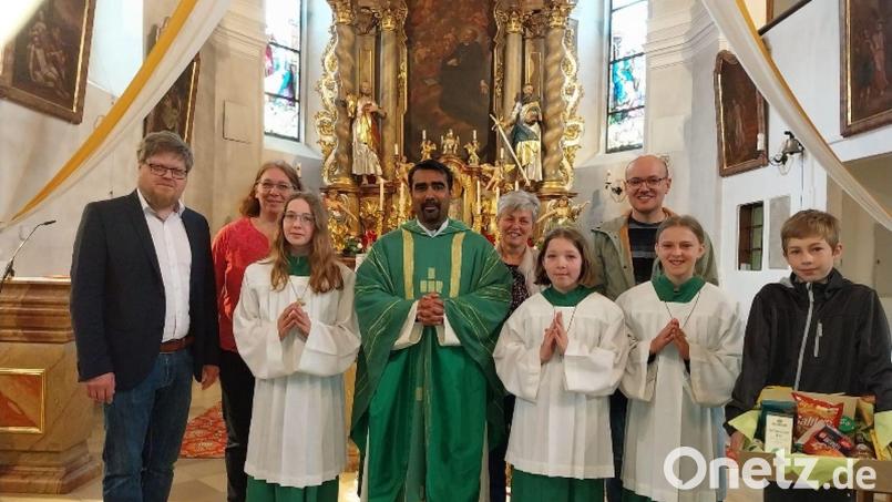 Pater Martin bei der Verabschiedung in der Pfarrkirche Ebnath mit Pfarrgemeinderatssprecher Sebastian Wolf (links) und Kirchenpfleger Stefan Kausler (hinten rechts). Bild: Josef Söllner/exb