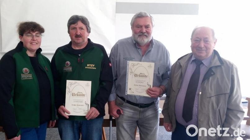 Freude über eine besondere Ehrung: Im Bild von links die Friedenfelser Vorsitzende Ramona Tretter, Helmut Dostler, Anton Bauer und Bezirksvorsitzender Willibald Roauer. Bild: Karin Dostler/exb