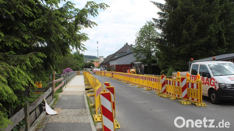 Die Arbeiten an der Fichtelnaabbrücke in Ebnath schreiten zügig voran. Allerdings muss für die weitere Instandsetzung das Bauwerk ab nächster Woche komplett gesperrt werden. Bislang konnte der Verkehr noch halbseitig an der Baustelle vorbeigeleitet werden. Bild: soj