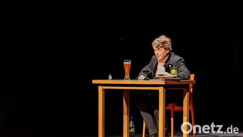 Mit seinen beiden fiktiven Kameraden Hartmut und Dr. Göbel nimmt Erwin Pelzig am Tisch Platz und erklärt die Welt. Jeder der Drei hat dabei seine eigene Sicht auf die Dinge des Lebens. Bild: chl