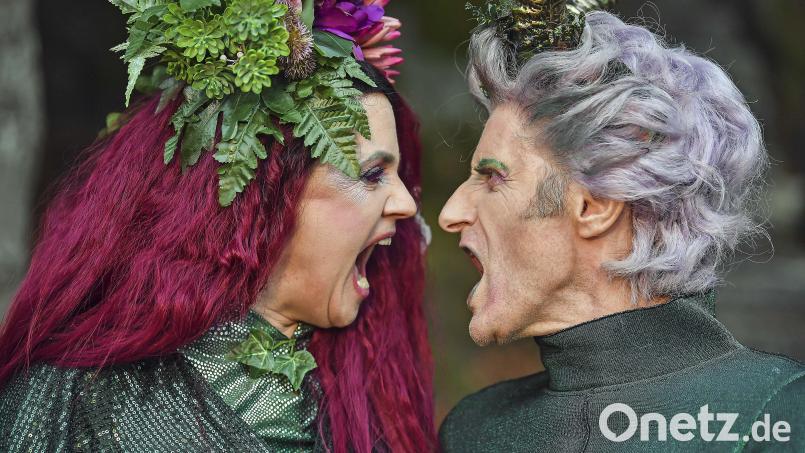 Angezettelt wird das große Verwirrspiel im &quot;Sommernachtstraum&quot; von den bekannten Luisenburg-Schauspielern Nikola Norgauer und Paul Kaiser, die in dieser Saison­ Shakespeares magisches Königspaar im Machtkampf mimen. Bild: Florian Miedl/fph