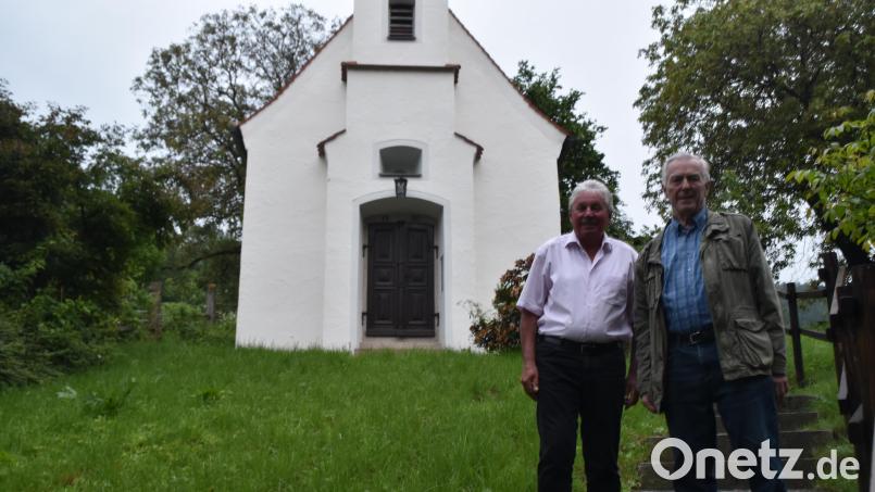 Hans Forster und Alois Lukas vor der Tröglersrichter Dorfkapelle. Der Erlös des CSU-Ortsteilfestes wird der weiteren Renovierung der Kapelle zur Verfügung gestellt. Bild: hcz
