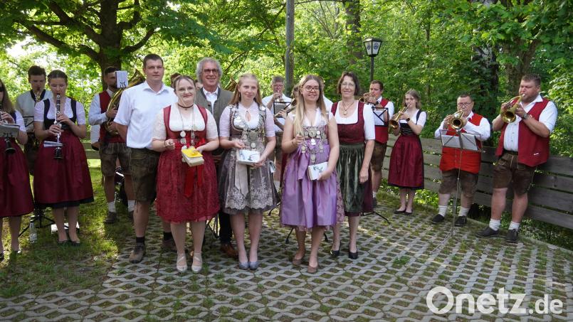 Zu den Klängen der Roggensteiner Jugendblaskapelle gab es Glückwünsche für Corinna Beierl (vorne, von links), Christina Beierl und Sabine Humbs von zweitem Vorsitzenden Bernhard Frischholz (hinter den Königinnen, von links), drittem Bürgermeister Alfons Raab und Vorsitzender Renate Kellner. Bild: Lena Kellner/exb