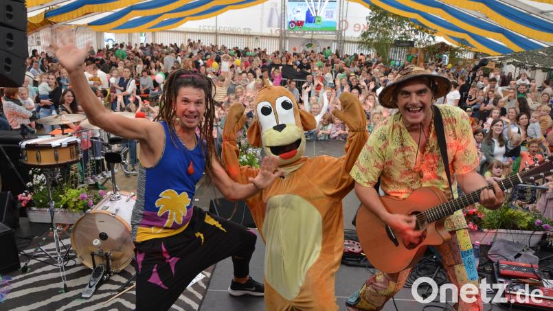 &quot;Rodscha aus Kambodscha&quot; (rechts) und &quot;Tom Palme&quot; bei ihrem Auftritt am Montagnachmittag im nahezu vollbesetzten Festzelt in Konnersreuth. Mit ihrem Mitmachkonzert begeisterten sie das junge Publikum. Bild: jr