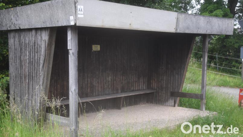 Das Buswartehaus in Obersdorf. Die Holzhütte wird wie in sechs weiteren Ortsteilen abgebaut und durch Glasobjekte ersetzt. Die Asbesteindeckungen müssen entsorgt werden. Bild: fz