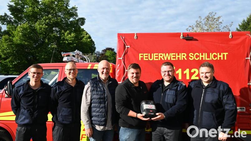 Bei der Übergabe des gespendeten Defibrillators (von links): die beiden Feuerwehr-Vorsitzenden Fabian Lukesch und Jürgen Kredler, von der Firma EEATec Peter Lehner und Christian Hütter sowie die beiden Kommandanten Stefan Geier und Markus Heuberger. Bild: Feuerwehr Schlicht/exb