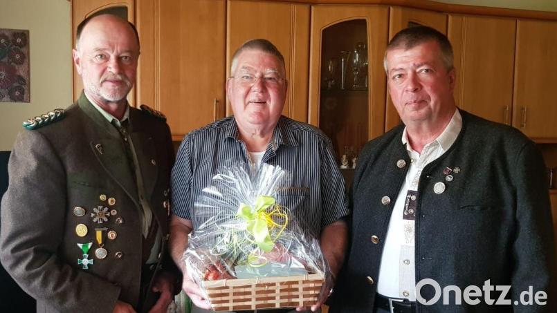 Wolfgang Moll (Mitte) mit Gauschützenmeister Werner Wendl (links) und dem stellvertretenden Gau-Sportleiter Sepp Schmaußer (rechts). Bild: W. Wendl/exb