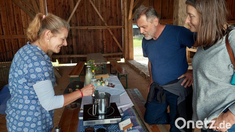 Da wird nichts Essbares gekocht, sondern biologisches Waschmittel hergestellt beim Tag der bayerischen Freilichtmuseen in Neusath. Bild: jua