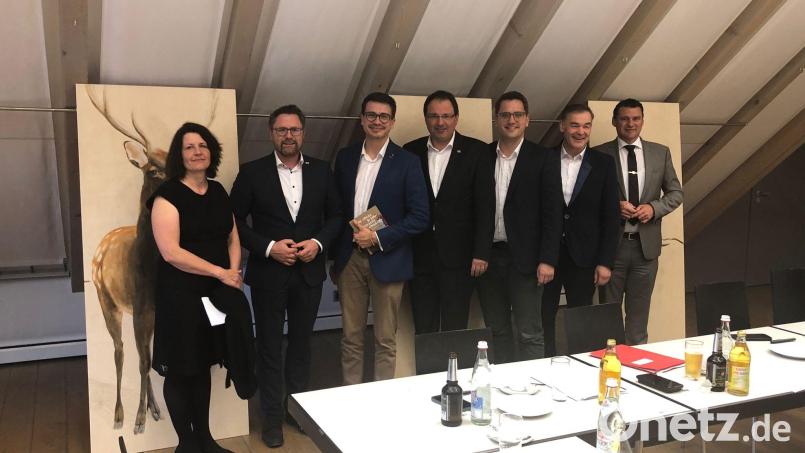 Landrat Thomas Ebeling, Euregio-Präsident und Landrat WUN Peter Berek, MdEP Christian Doleschal, Staatssekretär und Tschechien-Koordinator Martin Schöffel, Vizehauptmann Frantisek Talir, MdL Gerhard Hopp und CeBB-Leiterin Veronika Hofinger (von rechts) sprechen in Schönsee über die grenzüberschreitende Zusammenarbeit. Bild: Jan Sicha/exb