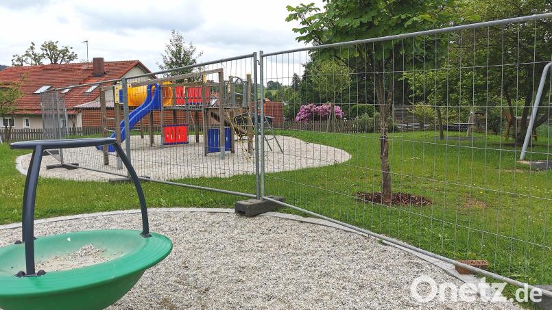 Weiträumige Absperrung quer durchs Schönseer Kindergartengelände: Im unteren Bereich des Spielplatzes, in Nähe des rosa blühenden Rhododendren-Busches (Nachbargrundstück), klafft ein drei Meter tiefes Loch im Boden. Bild: Portner
