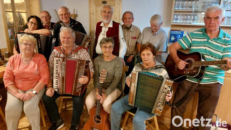 Beim Musikantentreffen in Premenreuth gaben die Sänger und Musiker wieder Walzer, Polkas und Gstanzl zum Besten. Bild: E. Böhm/exb