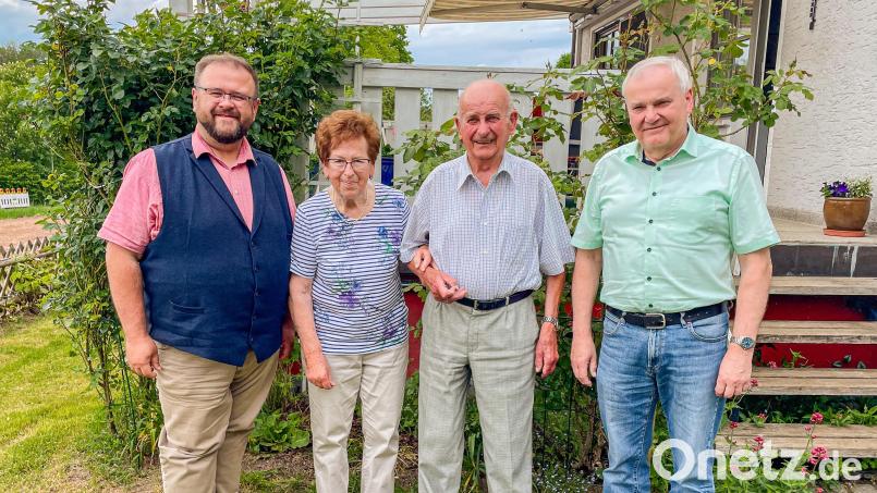 Bürgermeister Hans Walter (links) und stellvertretender Landrat Günter Kopp (rechts) gratulierten dem Jubelpaar Maria und Josef Wagner zur Eisernen Hochzeit. Bild: Gemeinde Kastl/exb