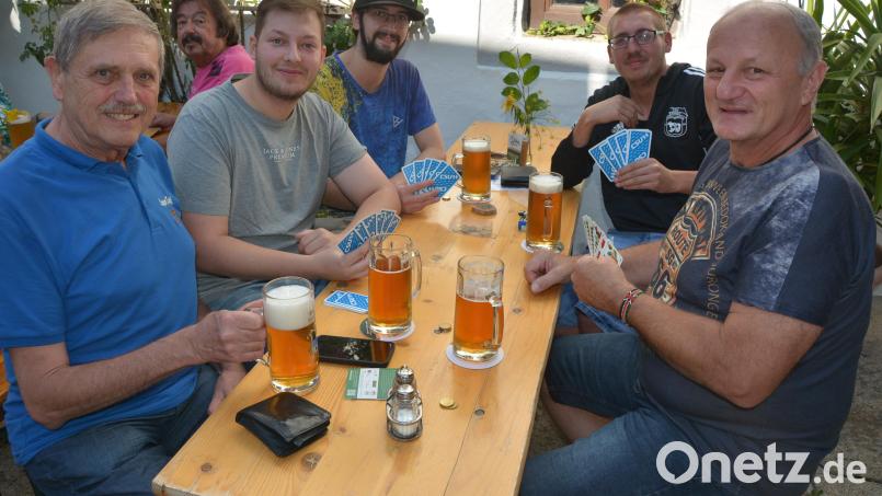 Dieses Foto entstand beim 2. Oberpfälzer Zoigltag im September vergangenen Jahres im Innenhof der Zoiglstube Lugert. Wirt Hans Lugert (links) ist begeisterter Schafkopfer und bedauert, dass immer weniger Karten gespielt wird. Archivbild: jr