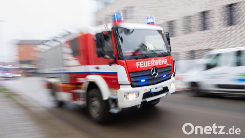 Ein mit Gefahrgut beladener Sattelzug fing in der Innenstadt von Münchberg Feuer. Dem 55-jährigen Fahrer kam die Feuerwehr zu Hilfe. Symbolbild: Julian Stratenschulte