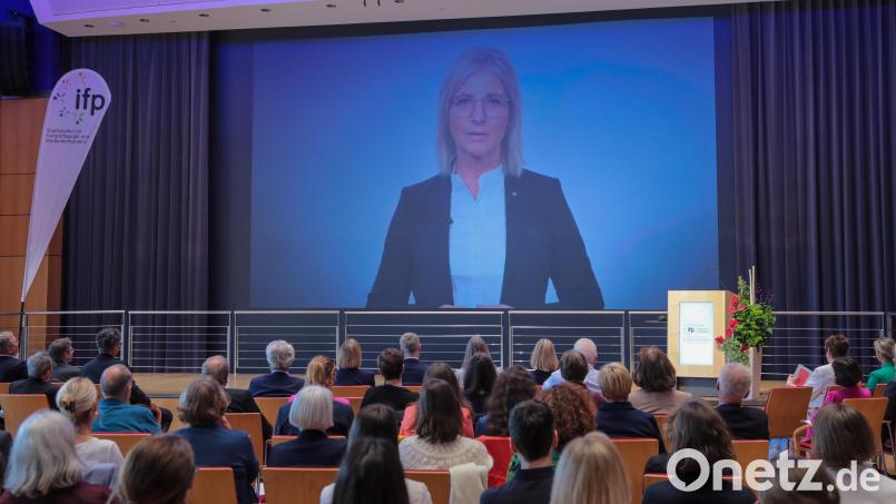 Zum 50. Geburtstag des Instituts für Frühpädagogik und Medienkompetenz im Amberger Congress Centrum hatte Familien- und Sozialministerin Ulrike Scharf eine Videobotschaft geschickt. Bild: Wolfgang Steinbacher
