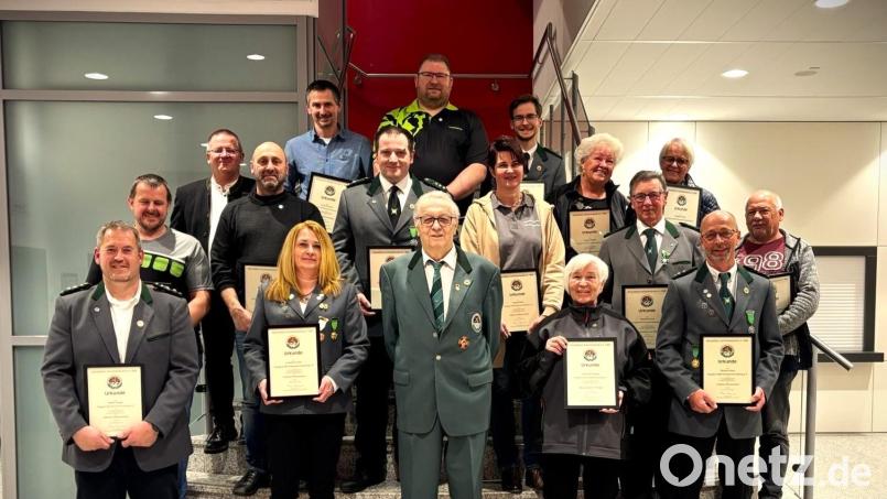 Die Verantwortlichen des Schützenvereins Erbendorf zeichneten in der Jahreshauptversammlung treue Mitglieder aus. Bild: Melissa Wagner/exb