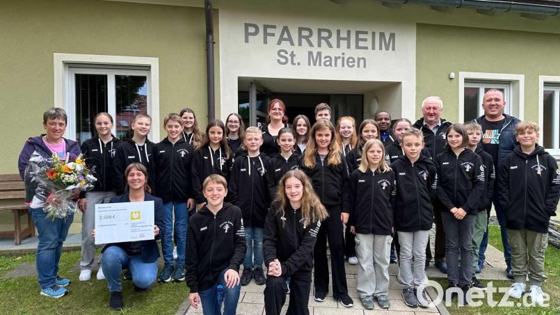 Dank einer Spende der Familie Hummer präsentieren sich die Ministranten mit Pfarrer Bauer und Pfarrkivar Basil nun mit einheitlich Jacken, Bild: gz