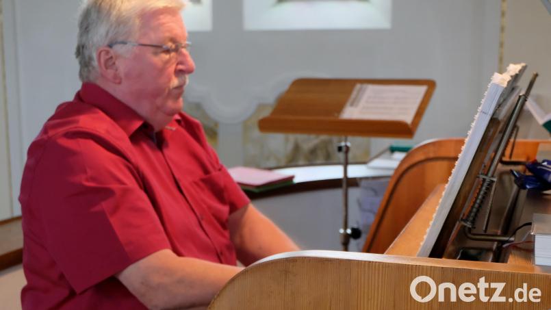 So kennt man Hans Fröhlich. Die Kirchenorgel in der katholischen Pfarrei St. Johannes der Täufer spielt er seit seinem 17. Lebensjahr. Bild: le