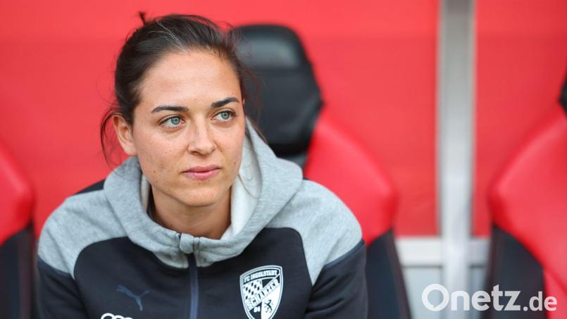 Die Trainerin Sabrina Wittmann aus Ingolstadt sitzt vor Spielbeginn am Platz. Bild: Daniel Karmann/dpa