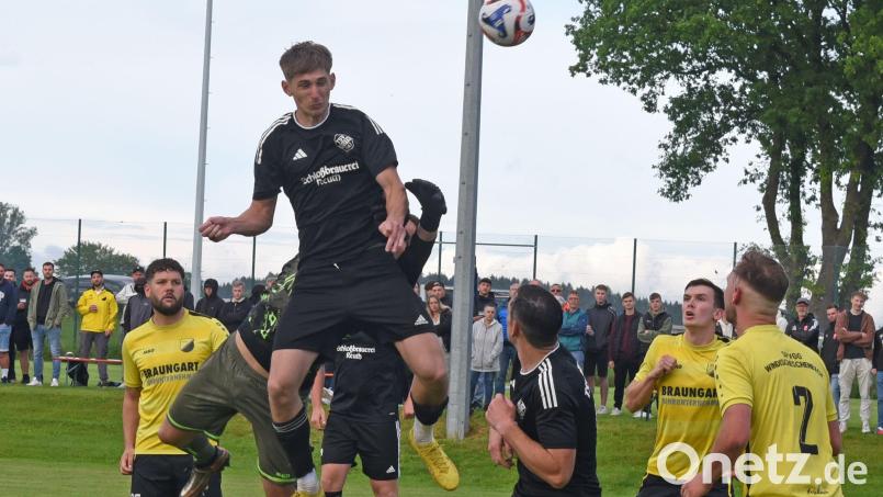 Die SpVgg Windischeschenbach (gelbe Trikots, im Relegationsspiel gegen den TSV Reuth) würde gerne in die Kreisliga aufsteigen. Gegner ist am Sonntag, 9. Juni, die SG Seugast/Schlicht II falls der ASV Haidenaab am Freitagabend gewinnt. Bild: A. Schwarzmeier