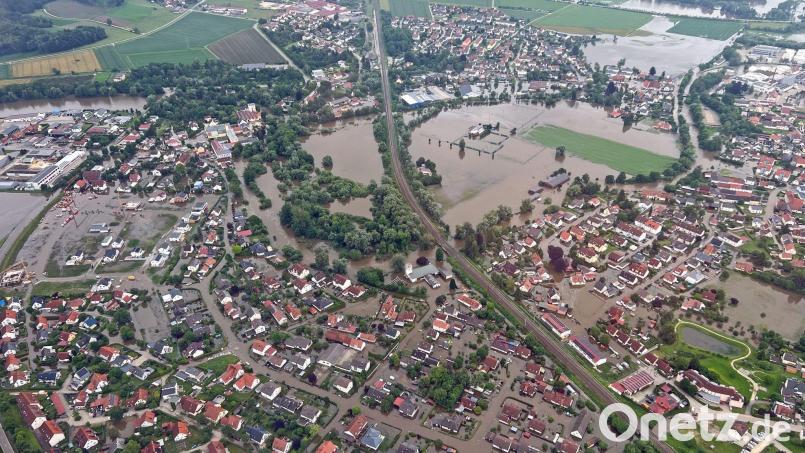 Dieses vom Deutschen Zentrum für Luft- und Raumfahrt (DLR) zur Verfügung gestellte Foto zeigt die Hochwasserlage am 3. Juni 2024 in Offingen bei Günzburg, aufgenommen aus einem DLR-Forschungsflugzeug. Das Deutsche Zentrum für Luft- und Raumfahrt (DLR) unterstützt die Einsatz- und Rettungskräfte zeitnah mit aktuellen Lageinformationen, insbesondere aus Luftbildaufnahmen und Satellitendaten. Bild: Marc Puskeiler/DLR/dpa