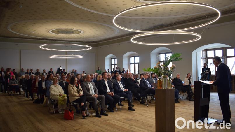 Am Freitag fand neben der Einweihung des Rathauses II auch die offizielle Wiedereröffnung des historischen Saals im &quot;alten&quot; Rathaus statt. Er soll künftig als Trausaal genutzt werden. Bild: szl