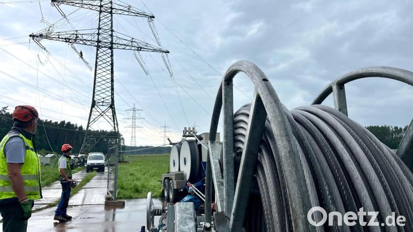Die Regierung der Oberpfalz hat den letzten Abschnitt des Ostbayernrings ab Etzenricht Richtung Norden genehmigt. Im Juli sollen die Bauarbeiten starten. Entlang der Stromtrasse werden auch etliche Masten abgebaut, so wie hier zwischen Luhe und Wernberg-Köblitz. Bild: Gabi Schönberger
