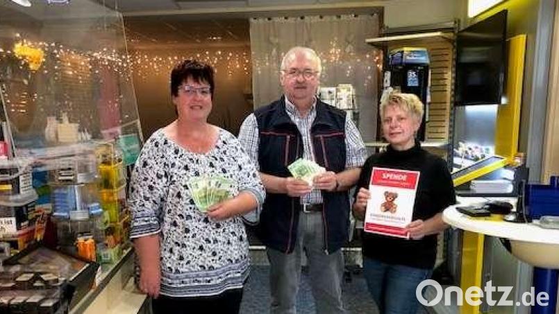 Im Auftrag ihres Ehemannes Wolfgang Bauer übergab Ehefrau Michaela Bauer (links) im Beisein von Claudia Haselbauer im gleichnamigen Geschäft an Herbert Putzer von der Kinderkrebshilfe den Spendenbetrag von 1900 Euro. Bild: gz