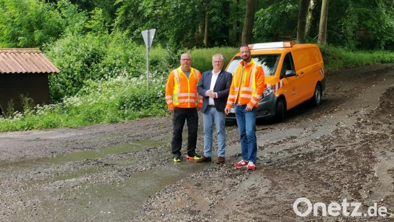 Oberbürgermeister Andreas Feller (Mitte), Bauhofleiter Michael Übel (rechts) sowie Jürgen Liebl vom städtischen Bauhof informieren sich auch in Wöllmannsbach über die Folgen, die die starken Regenfälle am vergangenen Wochenende verursacht haben. Bild: Schuierer/exb