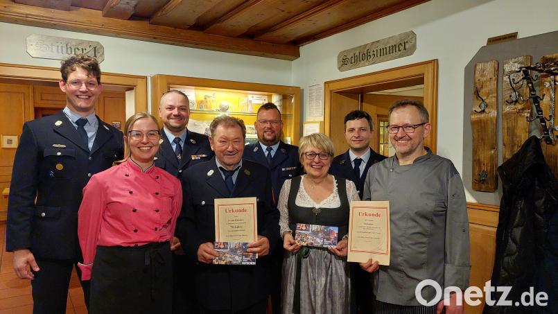 Der Schlossbräu Rehaber in Lintach öffnet zum letzten Mal seine Pforten (von links): Feuerwehr-Vorsitzender Michael Weiß, Katharina Rehaber, FFW-Kommandant Benjamin Weiß, Franz Rehaber, Zweiter FFW-Vorsitzender Philipp Meier, Beate Rehaber, Matthias Rehaber und Stefan Rehaber. Bild: Raphaela Götz/exb