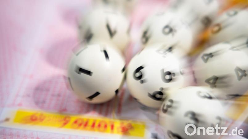 Lotto-Kugeln liegen auf einem Lottoschein. Symbolbild: Tom Weller/dpa/Symbolbild