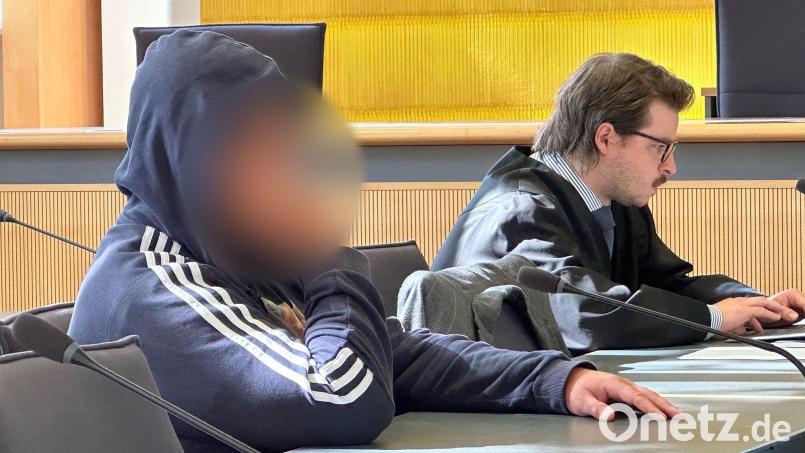 Der Beschuldigte (l) sitzt neben seinem Verteidiger Marius Hoser im Landgericht. Bild: Ute Wessels/dpa