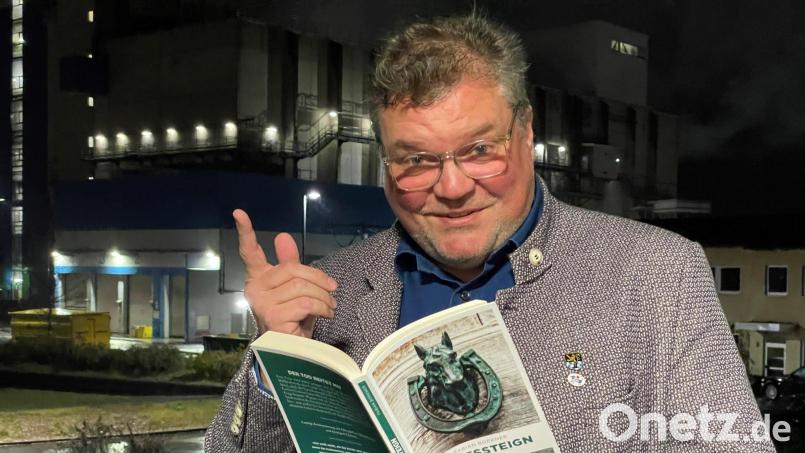 Fabian Borkner mit seinem Buch &quot;Todessteign&quot;. Archivbild: Gerhard Götz