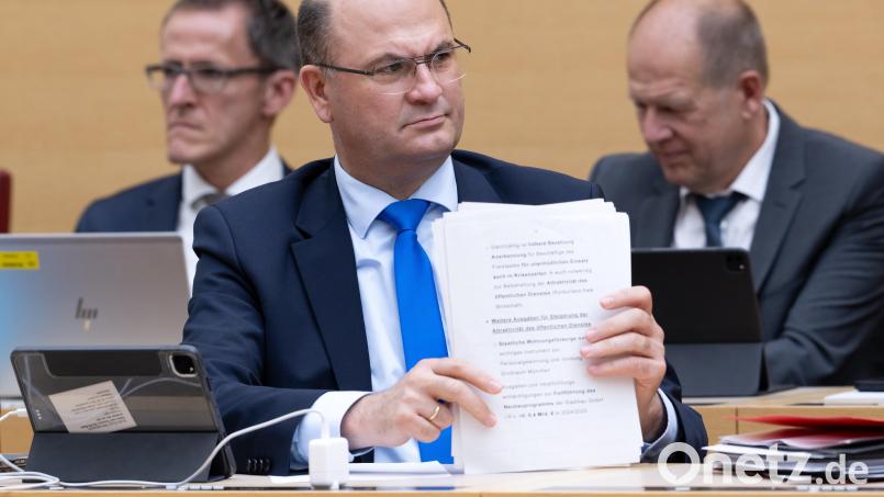 Albert Füracker (CSU), Finanzminister von Bayern, nimmt im bayerischen Landtag an einer Plenarsitzung im Plenarsaal teil. Bild: Sven Hoppe/dpa