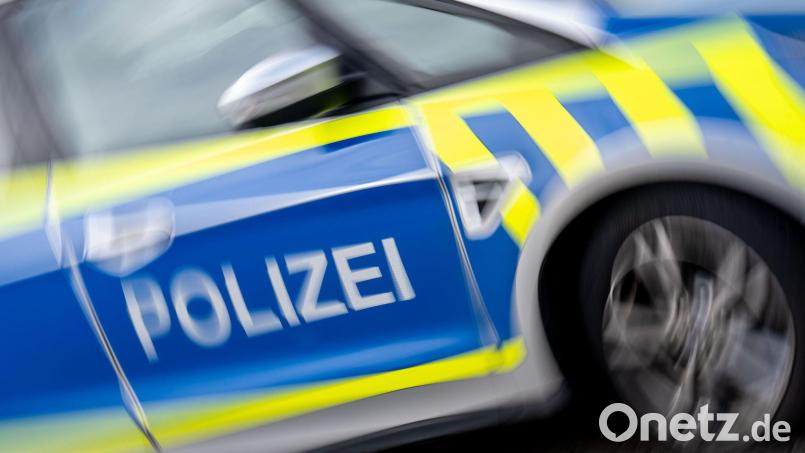 Die Polizei ermittelt wegen einer Unfallflucht in Marktredwitz. Auf einem Firmengelände war ein Fahrzeug beschädigt worden. Bild: Hendrik Schmidt/dpa/Symbolbild