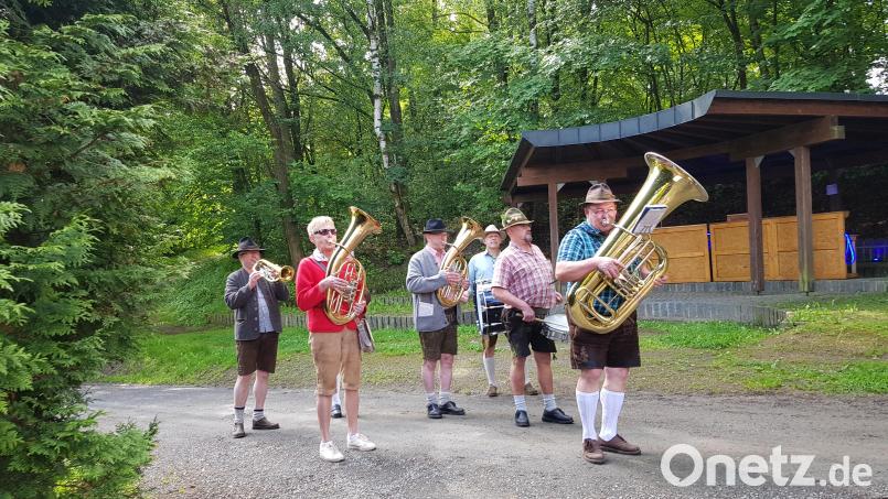 Die Straßenmusikanten unter der Leitung von Hans Maier spielen am 30. Juli beim Moosbacher Musiksommer im Generationenpark auf. Archivbild: gi