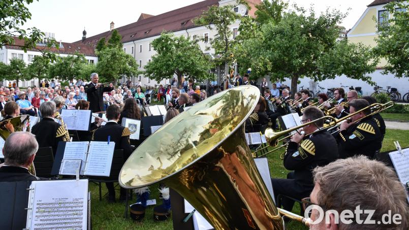 Die Amberger Sonntagsserenaden starten heuer am 9. Juni. Traditionell eröffnet die Knappschaftskapelle Amberg das beliebte Spektakel im Maltesergarten. Archivbild: Stephan Huber