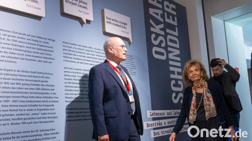 Raimund Paleczek zeigt Charlotte Knobloch die Sonderausstellung „Oskar Schindler - Lebemann und Lebensretter“. Bild: Peter Kneffel/dpa