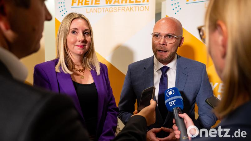 Die designierte bayerische Kultusministerin Anna Stolz (2.v.l.) und der designierte bayerische Digitalminister Fabian Mehring (3.v.l.) geben nach einer Pressekonferenz nach einer Sitzung der Landtagsfraktion der Freien Wähler den Journalisten Interviews. Archivbild: Lennart Preiss/dpa