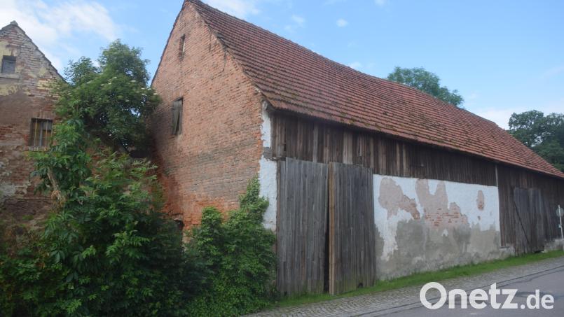 Von der Straßenseite sieht der Stadl in Pirk noch passabel aus. Bild: fz