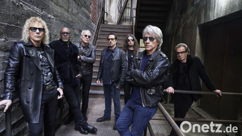 Die Band Bon Jovi: David Bryan (l), Everett Bradley, Hugh McDonald, John Shanks, Phil X, Jon Bon Jovi und Tico Torres. Bild: Universal Music/dpa